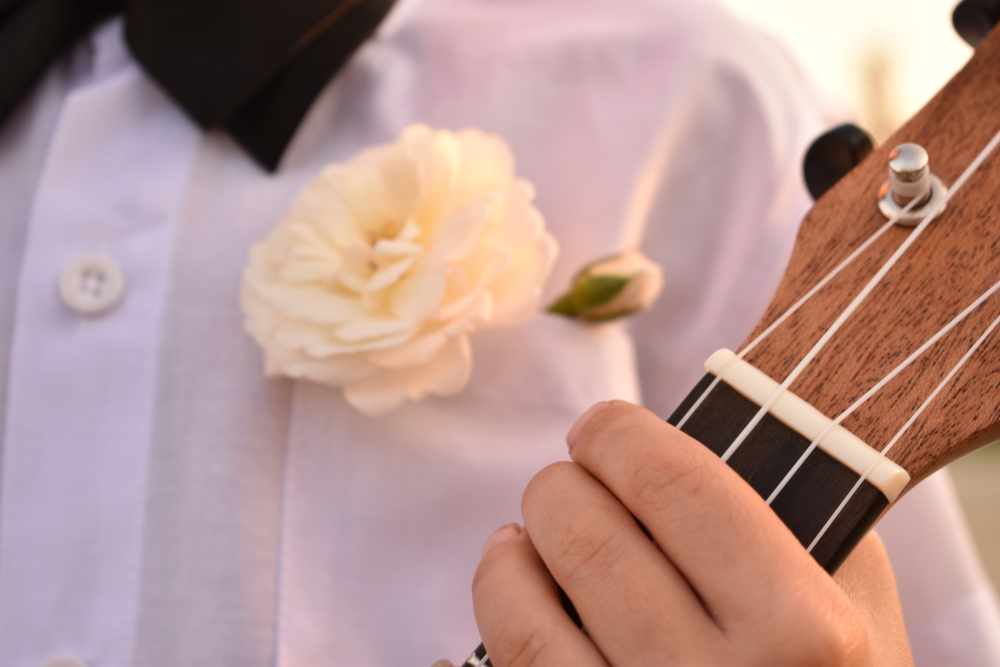 Close_Up_Finger_Of_Guitarist_While_Playing_Guitar_In_The_Outdoor_Garden